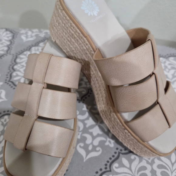 Yellow Box Joy Women's Tan Platform Wedge Sandals Size 6 - Picture 6 of 6